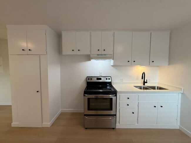 Foto del edificio - 15634 Leadwell St