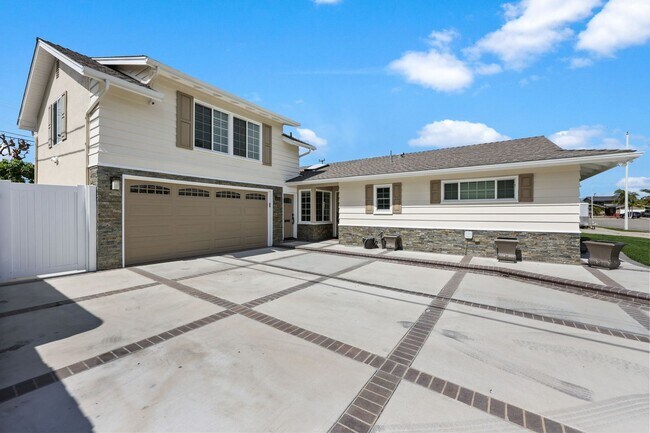 Building Photo - Modern Indoor / Outdoor Living with Resort-Style Yard & Bonus Suite