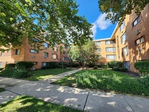 Building Photo - 2704 W Lunt Ave