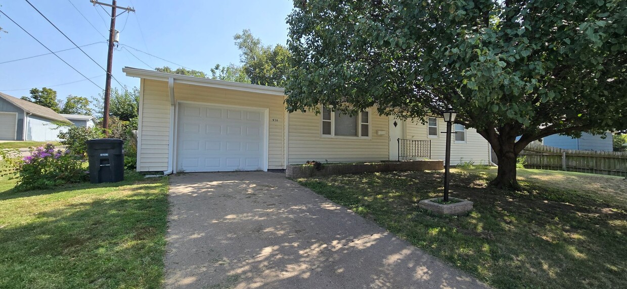 Foto principal - 3-4 bedroom ranch with attached garage, fe...