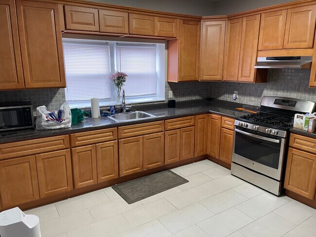 Building Photo - 288 2nd Ave W