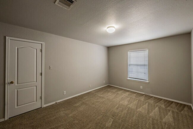 Foto del edificio - Large two story, two bedroom, two and a half bath