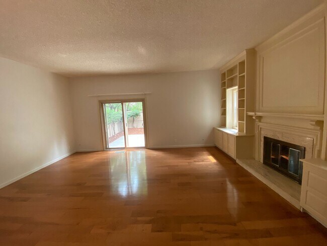 Building Photo - Gorgeous 3BD/2.5BA Home in Campus Commons ...