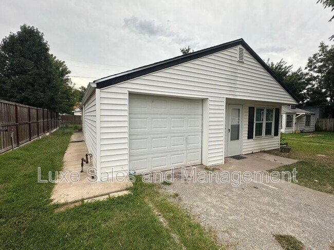 Building Photo - 1133 S Miles Ave