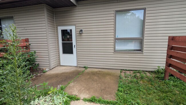 Building Photo - 847 Kerns Dr NE