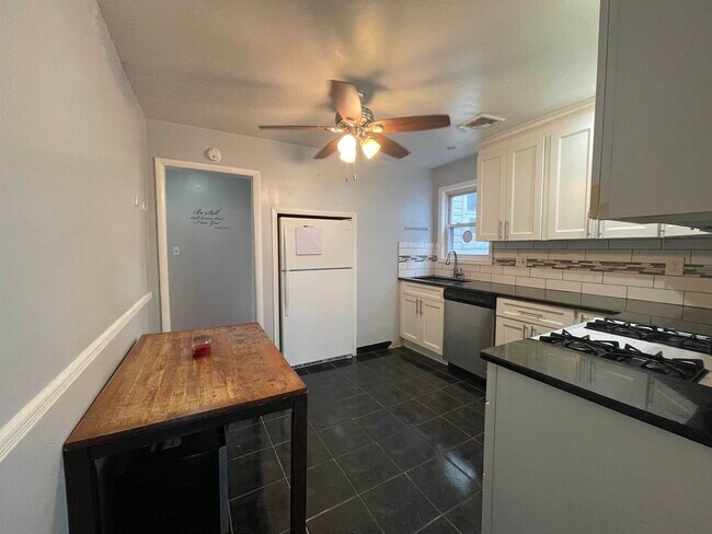 Foto del edificio - 134 Hutton St