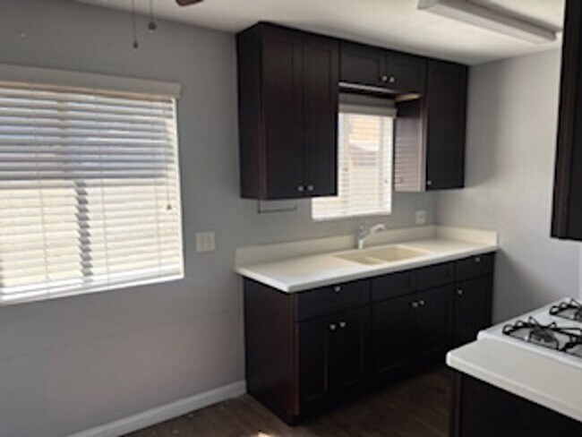 Foto del edificio - Large two bedroom one bathroom downstairs ...