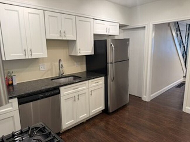 Foto del edificio - Great updated 3 Bedroom Row home in Manayunk for rent $2,200/month