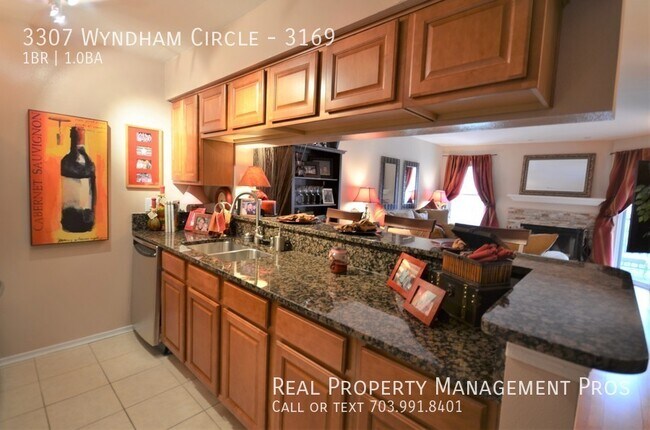 Building Photo - Charming & Sunny Pristine Alexandria Condo...