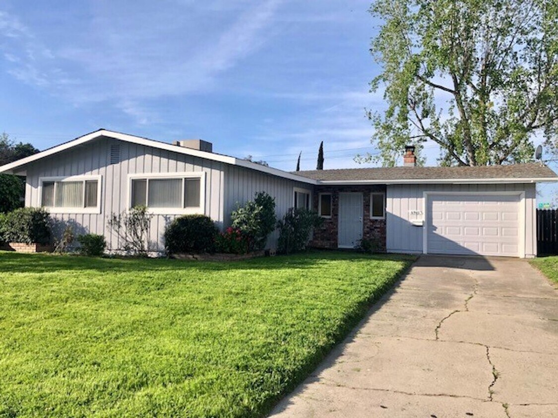 Primary Photo - Spacious 3 bed 1 bath home