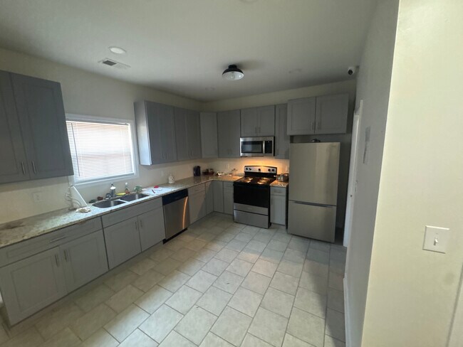 Foto del edificio - Room in House on Campbellton Rd SW