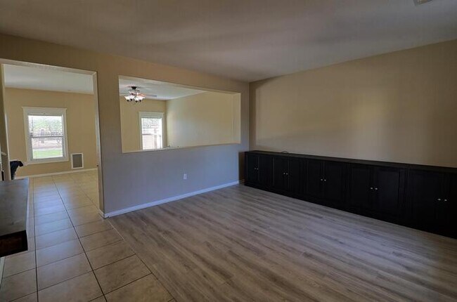 Building Photo - 836 W Vuelta Granadina