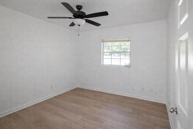 Foto del edificio - 640 Jasmine Rd