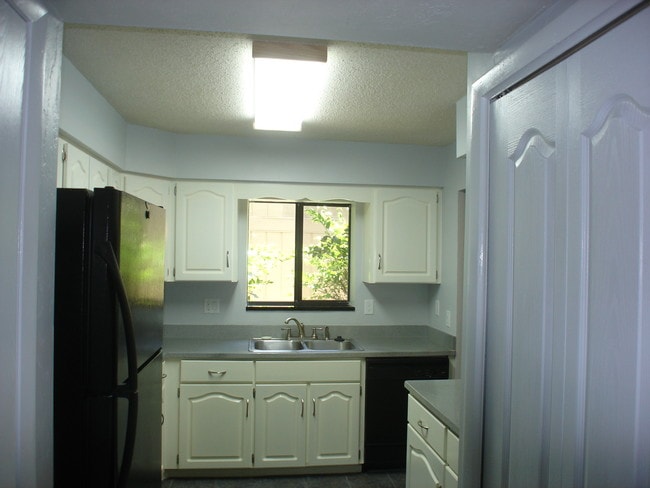 Kitchen - 9 Glen Arbor Park