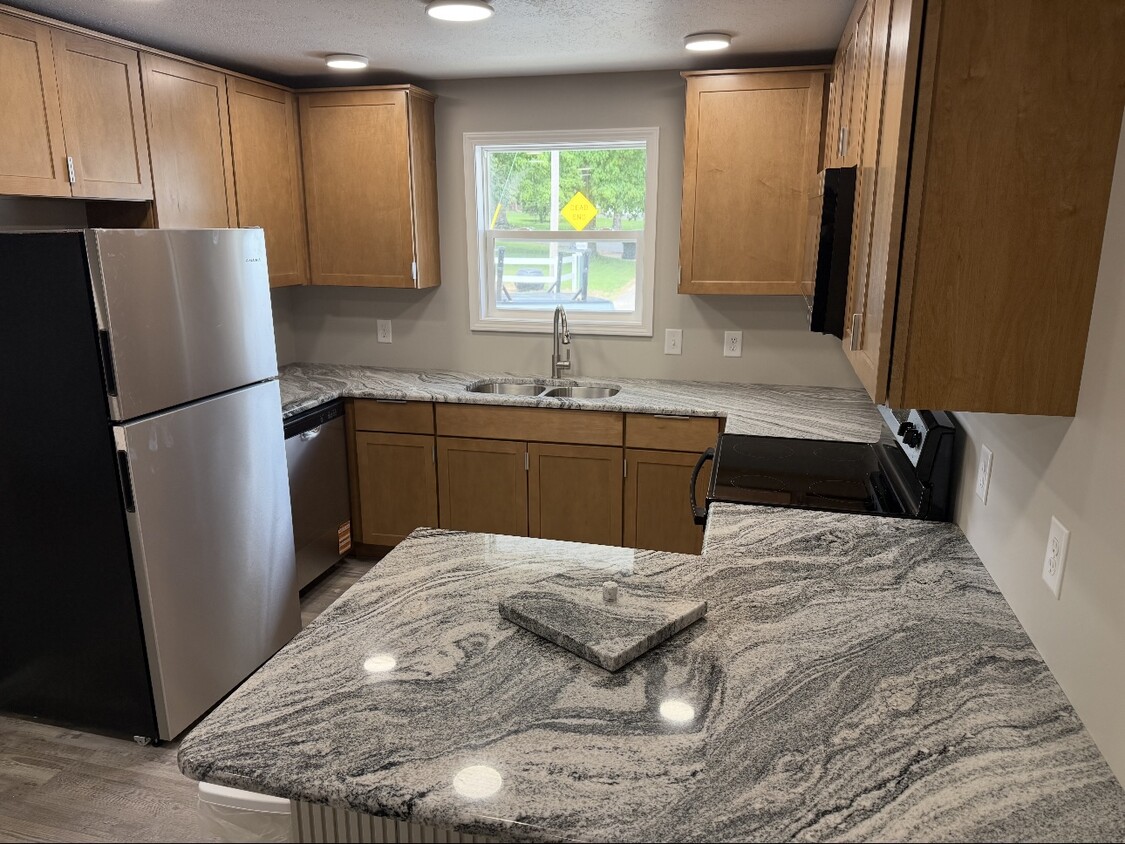 Primary Photo - 310 W 5th St