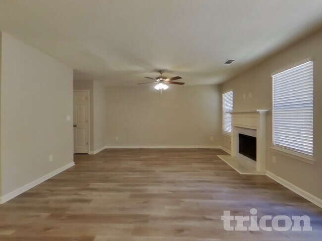 Foto del edificio - 128 Hidden Creek Dr