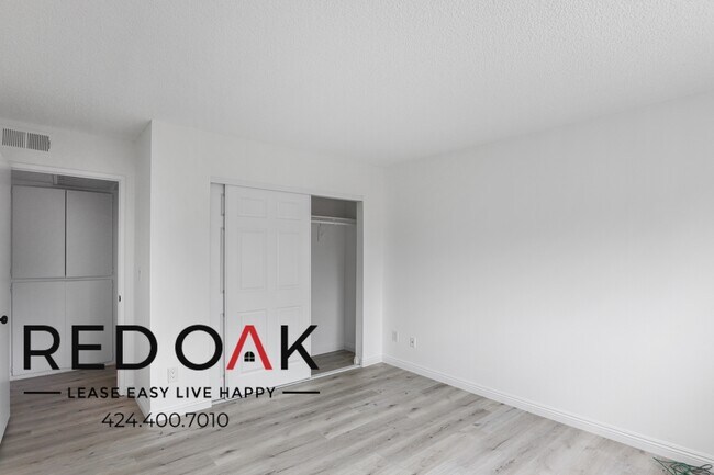 Foto del edificio - Bright and Spacious Two Bedroom With Stain...