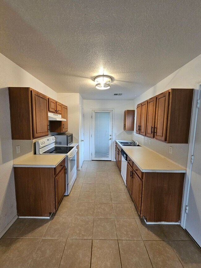 Foto del edificio - (2) Bed/(1) Bath Pets Negotiable Avail NOW w/ Storm Shelter!