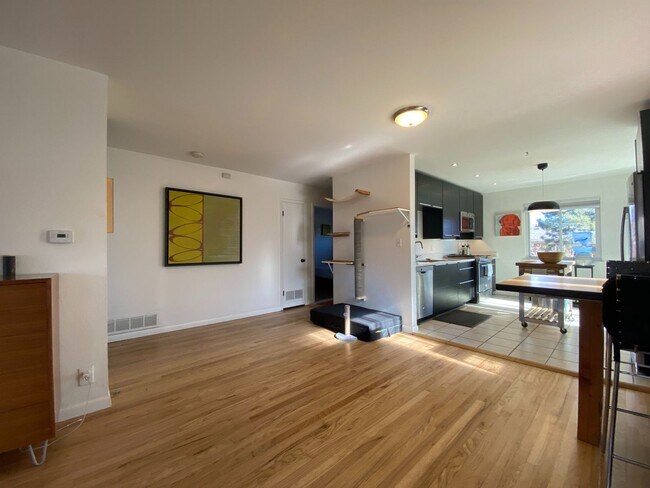 Building Photo - 3 Bed 1 Bath Ranch Home In East Boulder.
