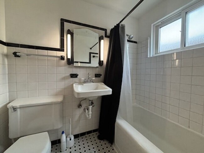 Foto del edificio - Large 2Bed/1.5Bath Townhome Close to Every...