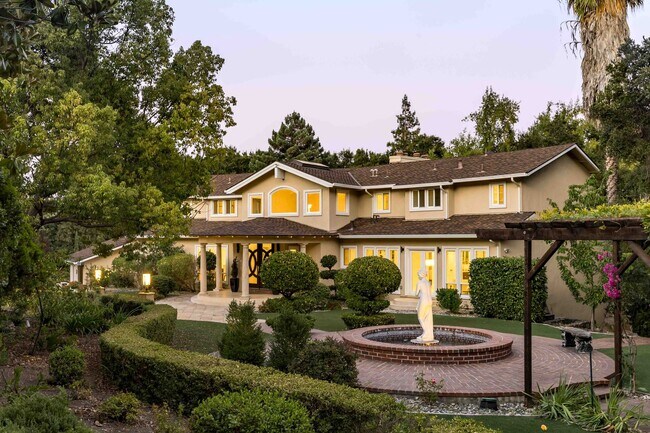 Foto del edificio - Meticulously Upgraded Los Altos Estate on Over an Acre