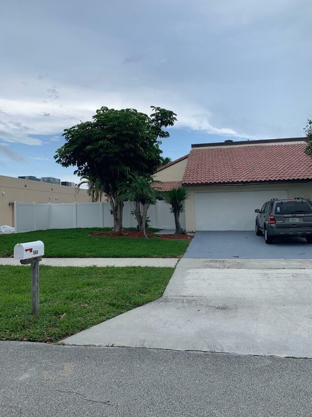 Primary Photo - 560 NE 48th St