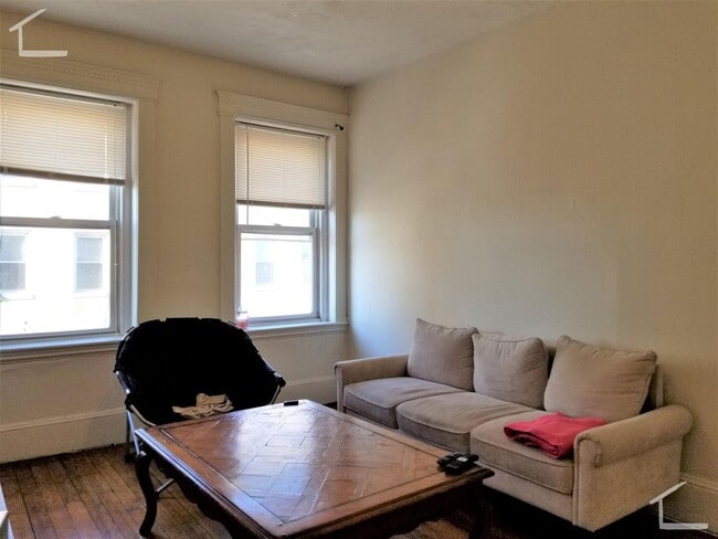 Foto del edificio - Packard's Corner three bedroom filled with sunlight