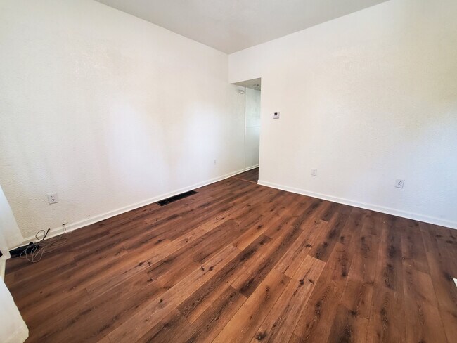 Building Photo - 618 Carothers Ave