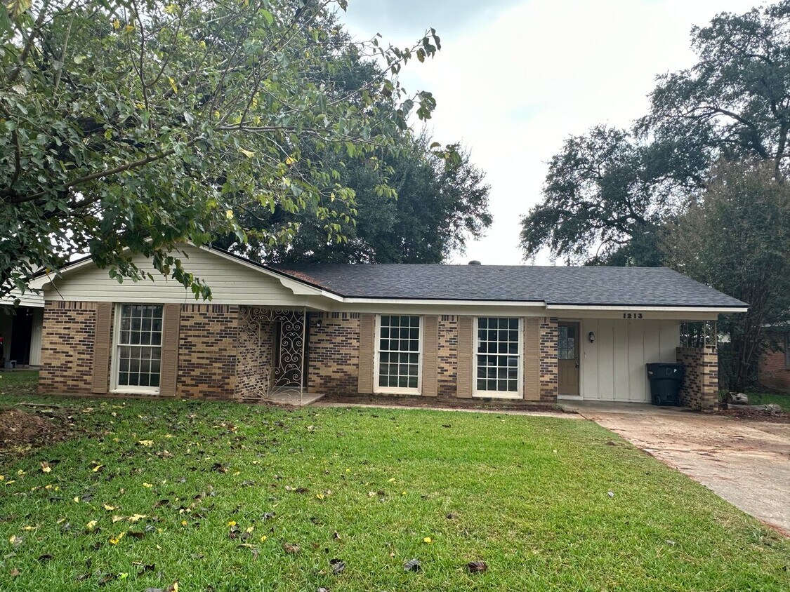 Primary Photo - Large 3 Bedroom Home