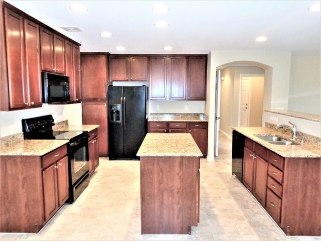 Building Photo - 2828 S Killarney Way