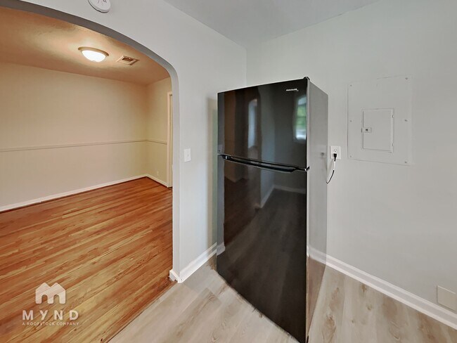 Foto del edificio - 713 Woodward Rd