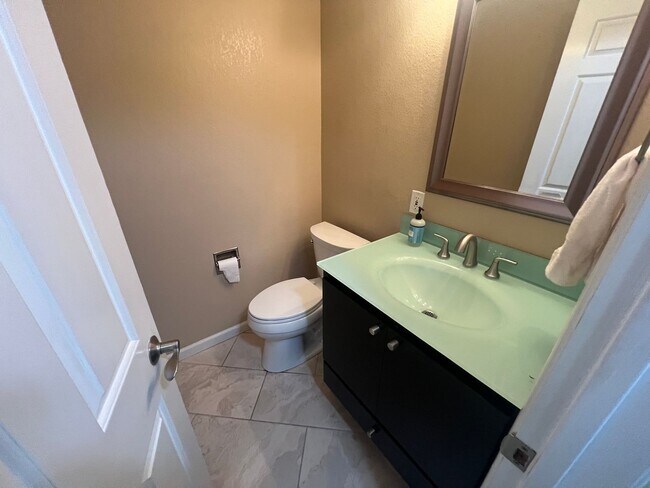 Foto del edificio - Beautiful 3 bed 2.5 bath Townhouse in Campbell with AC. This is a must see.