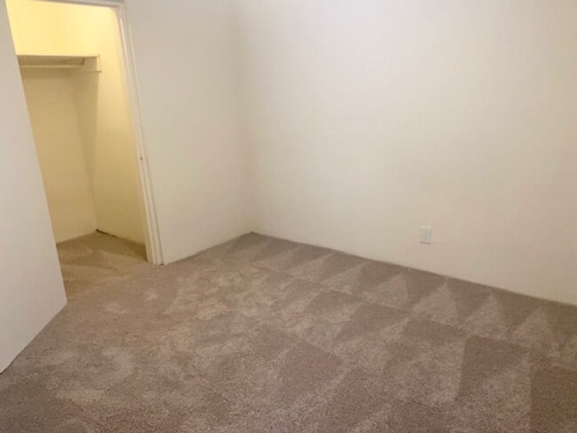 Building Photo - Charming Renovated 1BR – Water & Parking I...