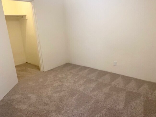 Foto del edificio - Charming Renovated 1BR – Water & Parking I...