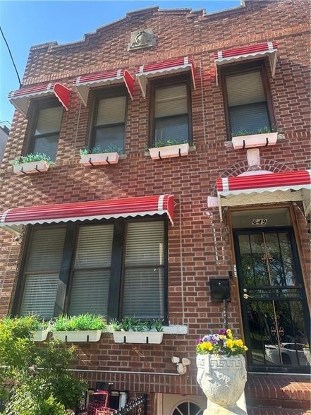 Building Photo - 649 Winthrop St