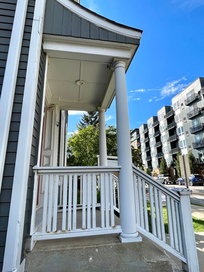 Foto del edificio - 943 Maple Ave