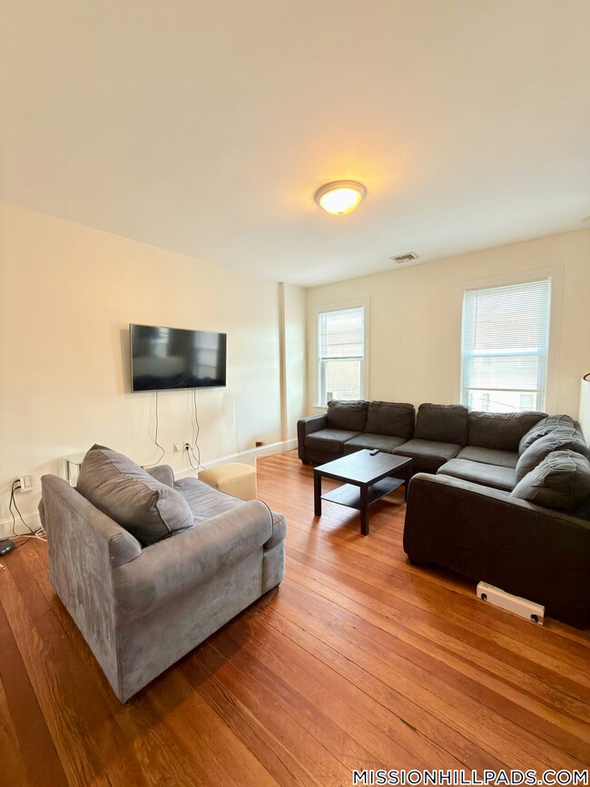 Building Photo - 18 Lawn St