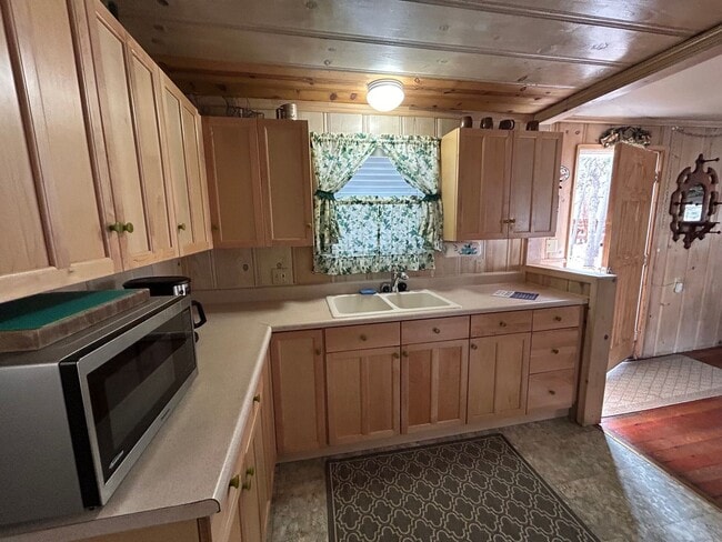 Building Photo - Great Neighborhood Near the Lake and Stateline Area - Long Term Rental