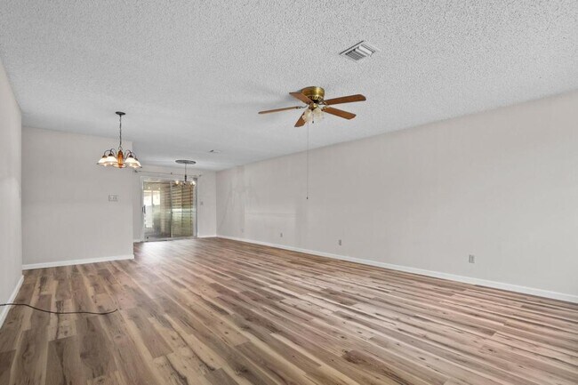 Foto del edificio - 1425 N Stoneridge Manor