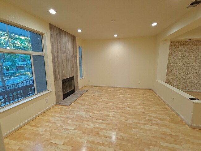 Foto del edificio - 3 Bedroom for Rent in River Oaks! $4,975