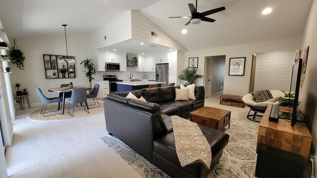 Foto del edificio - 5336 White Cliff Ln