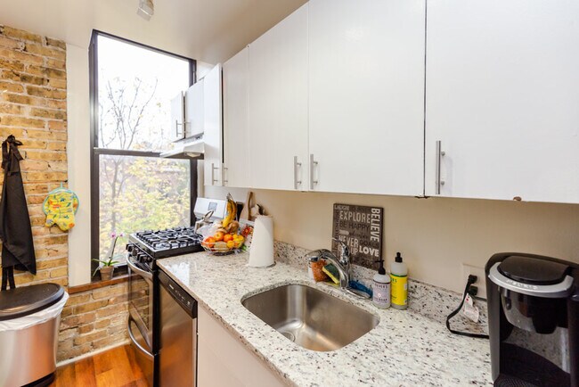 Foto del edificio - 1050 W Dickens Ave