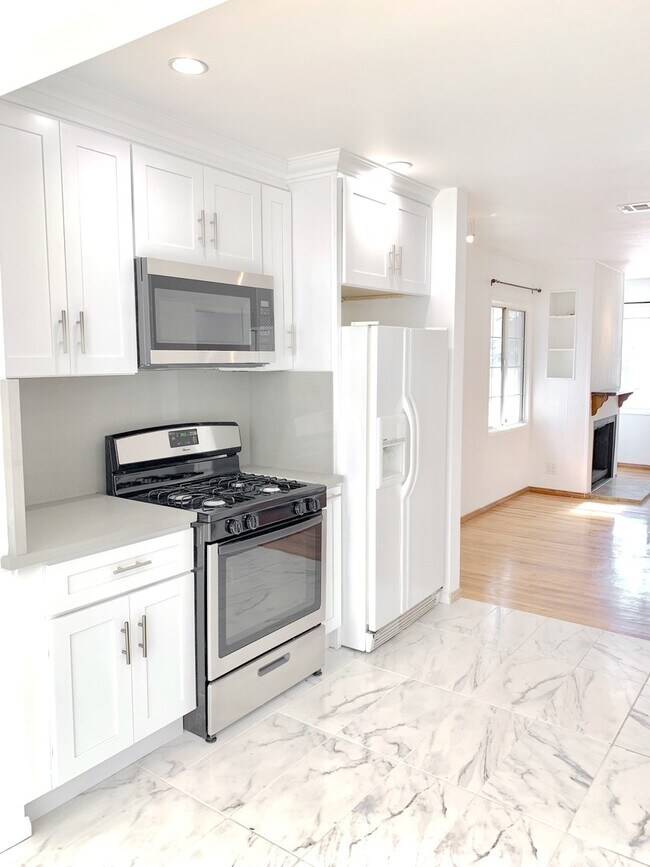 Foto del edificio - Beautiful 3 Bed + 2 Bath + Den/Office + Backyard