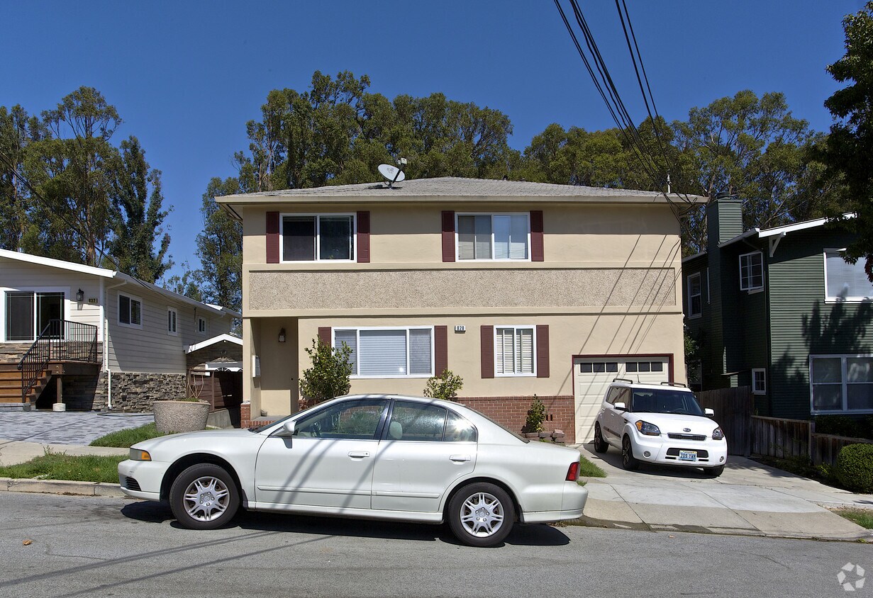 Building Photo - 828 Edgehill Dr