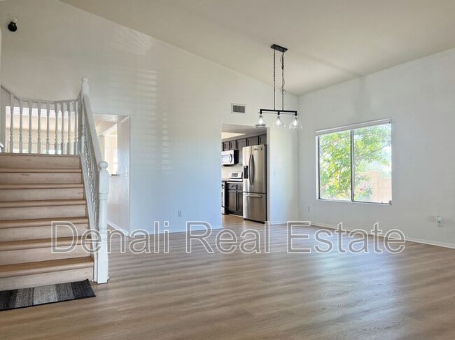 Building Photo - 11012 N Divot Dr