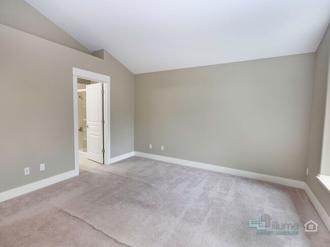 Building Photo - !!! STUNNING  3 Bedroom and 3 Bathroom !!!...
