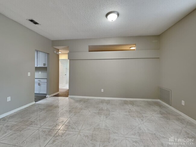 Foto del edificio - 8911 Country Bend Cir N