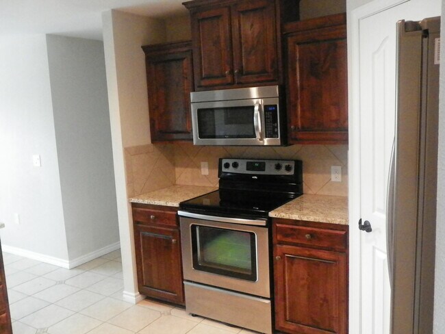 Building Photo - SPECTACULAR NEWER HOME, FIREPLACE, FORMAL ...