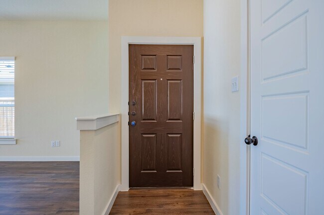 Foto del edificio - AVAILABLE NOW! GORGEOUS 4 BEDROOM DUPLEX L...