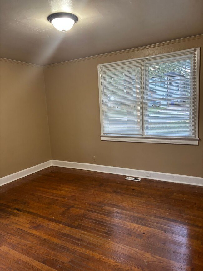 Foto del edificio - 221 Pleasant Ridge Ave
